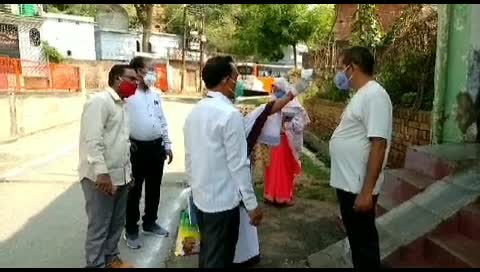 करनपुरा में पहुंची स्वास्थ्य विभाग व नगरपालिका की टीम ने घर-घर जाकर किया लोगों का स्वास्थ्य परीक्षण।