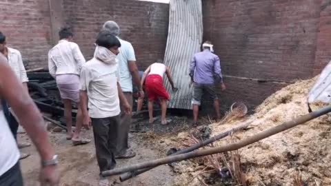 इटावा/भरथना क्षेत्र में चिंगारी से लगी,आग पुलिस व फायर कर्मियों ने ग्रामीणों की मदद से आग पर पाया काबू