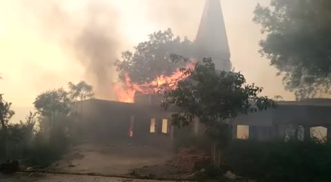 इटावा/भरथना क्षेत्र के नगला ताल तुरैया में खेत में लगी आग शिव मंदिर तक पहुंची,ग्रामीणों ने आग पर पाया काबू