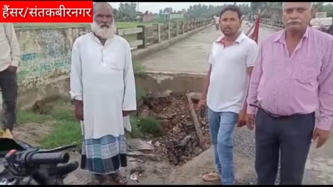 संतकबीरनगर-हैंसर ब्लॉक के कटार मिश्र के पुल का एप्रोच क्षतिग्रस्त,दे रहा मौत का दावत 