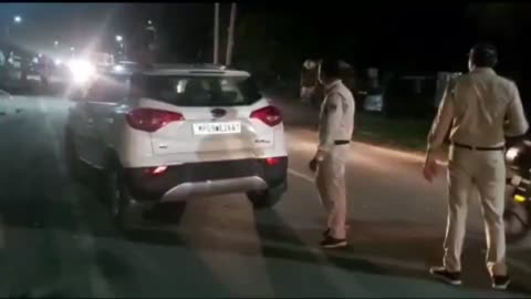 देपालपुर में पुलिस ने चेकिंग पॉइंट लगाकर सभी गाड़ियों को चेक किया