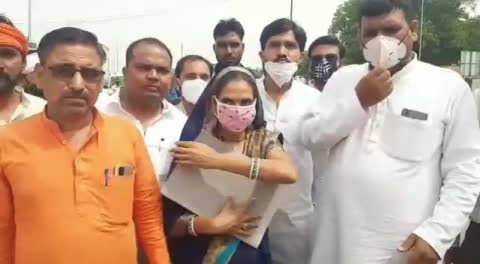 जसवंतनगर ब्लॉक प्रमुख पद के लिये अंचिता सिंह धाकरे ने किया नामंकन, भारती जनता पार्टी की है प्रत्याशी।