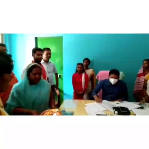 एकल विद्यालय बहनो के द्वारा विश्व हिंदू परिषद एवं बजरंग दल के माध्यम से पदमा  वीडियो मनीष कुमार को रक्षा सूत्र बांधा गया