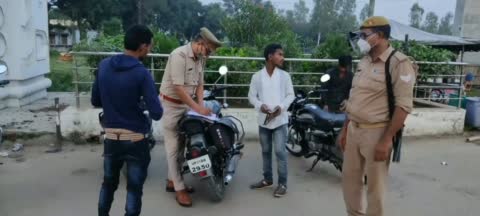 Sitapur news:- लहरपुर कोतवाली प्रभारी मनीष सिंह के द्वारा चलाया गया वाहन चेकिंग अभियान, हुई संदिग्धों की तलाशी