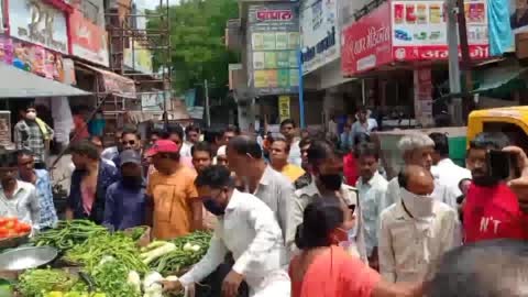 नगर परिषद व पुलिस की संयुक्त कार्रवाई में ठेले पर सब्जी बेचने व वाले अतिक्रमण कर्ताओं को बीच रोड से हटाया