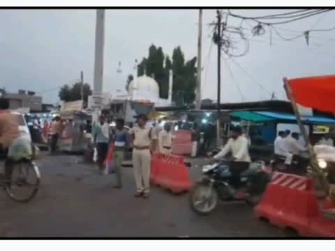 बरेली नगर के बाजार में यातायात व्यवस्था बनाने के लिए बाजार चौराहा पर मौजूद रहा पुलिस प्रशासन