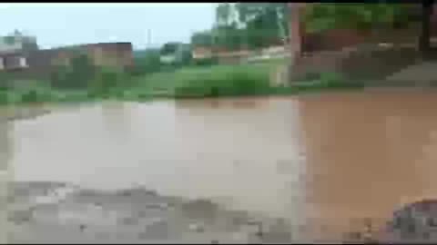 बीसरू गांव के मुख्य रास्ते में गड्ढों के कारण जलभराव से लोग परेशान 