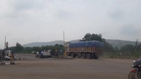 खरसिया राष्ट्रीय राजमार्ग 49 जामझोर के पास ट्रेलर वाहन ने कार को मारी ठोकर