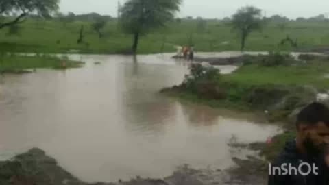 मोहन बड़ोदिया में देर रात से जारी है बारिश,बारिश से क्षेत्र के नदी नाले आए उफान पर ।