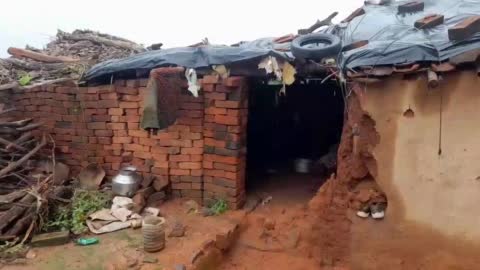 ग्रामीणों के गिरे घर, प्रधान ने पहुँचाई राहत सामग्री