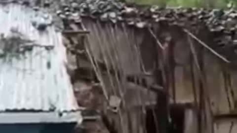रीवा सेमरिया नगर में लगातार हो रही बारिश से स्व. रमेश विश्वकर्मा का मकान हुआ धराशाई