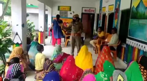 श्रावस्ती- मध्यनगर मनोहरपुर में पहुंचकर महिला पुलिस कर्मी ने महिलाओ को किया जागरूक