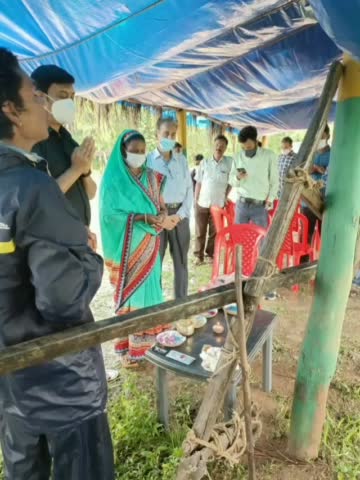 लखनपुर अंतर्गत ग्राम पंचायत पुहपुटरा में हरेली त्यौहार मनाने के साथ गठान में वृक्षारोपण किया गया