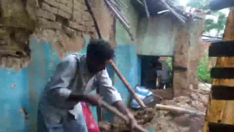 सेन्हा: लगातार हो रही बारिश से सेन्हा में तीन अलग-अलग परिवार का कच्चा मकान हुआ ध्वस्त
