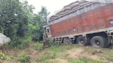 बटियागढ थाना के बडी चढ़ाई पर आलू से भारा ट्रक सड़क से नीचे उतार कर पलटा गाया 