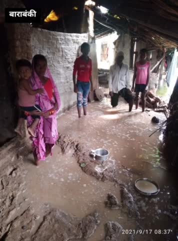बाराबंकी:लगातार हो रही बारिश से गांव जलमग्न