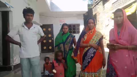 बस्ती जिले के दमया परसा गांव में बच्चों को मिलने वाला फ्री अनाज ना मिलने से परेशान गरीब परिवार