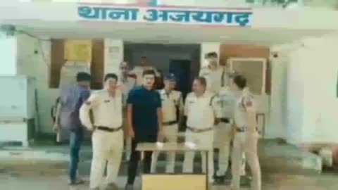 अजयगढ़: मामा-भांजा ढाबे के पास अबेध कट्टा कारतूस लिये 20 वर्षीय युवक को अजयगढ़ पुलिस ने किया गिरफ्तार न्यायालय को किया पेस ।