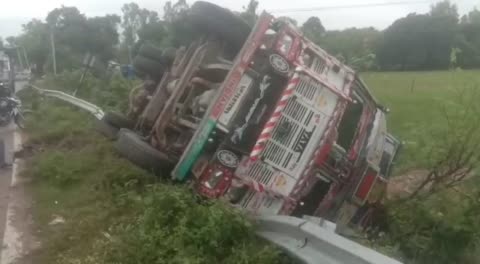 बाराबंकी (फतेहपुर):जमीन धंसने से पलटा ओवरलोड मोरंग लदा ट्रक