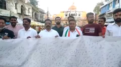 महाकाल सवारी पुराने मार्ग से निकालने की मांग को लेकर कांग्रेस नेताओ ने गोपाल मंदिर पर चलाया हस्ताक्षर अभियान।
