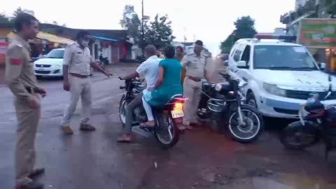 शहपुरा पुलिस ने निवास तिराहे पर की चालानी कार्यवाही लोगों के काटे  चालान