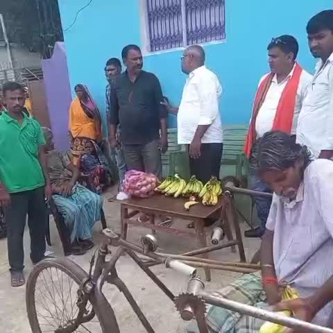 कोडरमा लोकसभा क्षेत्र के पुरना इचाक पंचायत में  श्री नरेंद्र मोदी के जन्म दिवस के अवसर पर किया गया फल वितरण, 