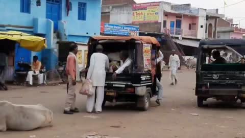ऑटो चालक क्षमता से अधिक सवारी बैठाकर दे रहे हैं हादसे को न्योता बटियागढ़ क्षेत्र में  जोखिम उठाकर लोक कर रहे हैं सफर बटियागढ़  में इन दिनों ऑटो चालक 