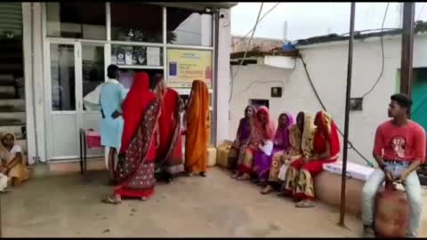 बटियागढ़ में घुऐ से निजात दिलाने के लिए सरकार द्वारा महिलाओं को वितरित किए गए निशुल्क गैस कनेक्शन