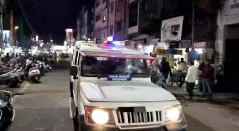 त्यौहारो के मद्देनजर शांति और सुरक्षा व्यवस्था रहे चाक-चौबंद पुलिस ने किया शहर में फ्लैग मार्च,