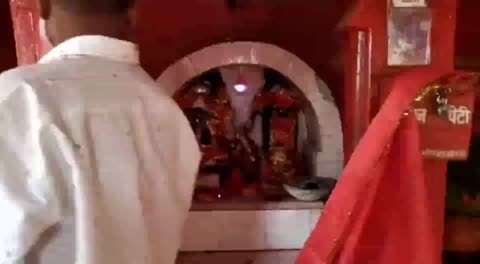 बिलहरी के कंकाली मंदिर में  भक्त ने चढ़ाई जीभ, प्रशासन अनजान  आज सुबह  7 बजे बिलहरी निवासी रमसु देवी मढिया में पूजा करने पहुंचा    पूजन के बाद  रमसु ने