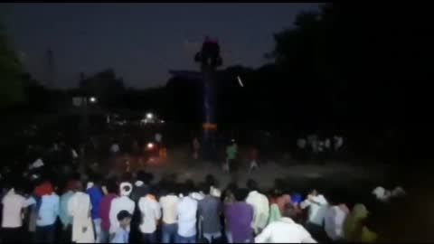 बलरामपुर:ललिया चौराहे के प्रांगण में असत्य पर सत्य विजय के प्रतीक रावण का जलाया गया पुतला