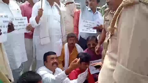 उत्तर प्रदेश में लखीमपुर में हुई हिंसा के पूरे जिलों में राजनीतिक दलों में धरना प्रदर्शन जारी है ऐसे में बलरामपुर जिले भी कांग्रेस जिला अध्यक्ष 