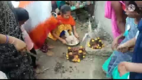 मातापुर में परंपरागत तरीके से युवती द्वारा गोवर्धन प्रतिमा की पूजा-अर्चना की गई