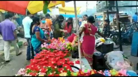 बुढ़मू में घर सजाने सहित दीपावली की बाजार सजी, लोगों ने किया खरीदारी।    