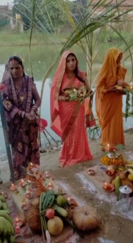 महराजगंज जिले कोल्हूई थाना क्षेत्र के परसौना में बने छठ घाट पर महिलाओं ने डूबते सूर्य को दिया अर्घ्य