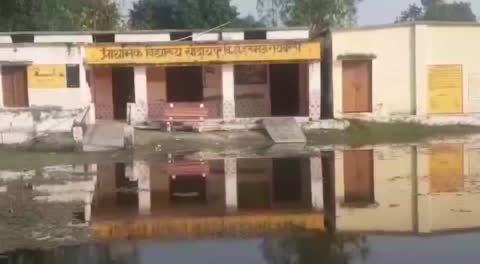 रायबरेली- अपनी बदहाली पर रो रहा प्राथमिक विद्यालय। 