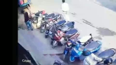 मथुरा के बीएसए रोड पर चोरों ने मोटरसाइकिल को बनाया निशाना घटना सीसीटीवी में कैद
