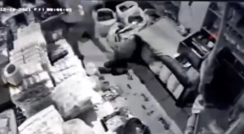 घुवारा में किराना व्यापारी की दुकान में चोरों ने की चोरी, घटना सीसीटीवी कैमरे में हुई कैद