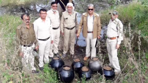 आबकारी विभाग की टीम ने ग्राम पीपरटोला के जंगल से महुआ लाहन जब्त कर 2 प्रकरण दर्ज