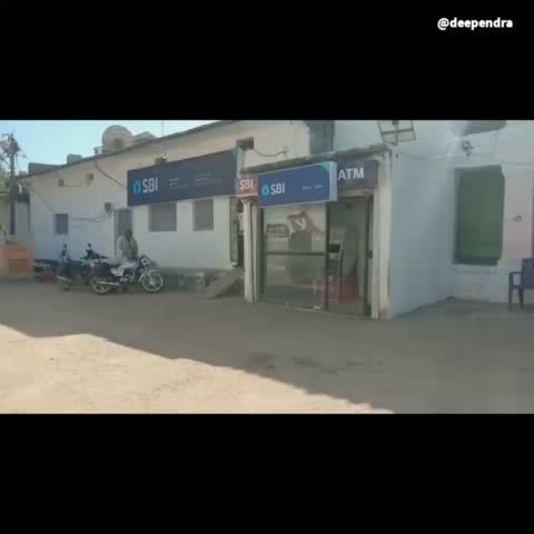 पन्ना जिले के ग्राम हरिद्वार भारतीय स्टेट बैंक के गार्ड की दादागिरी का वीडियो सोशल मीडिया पर वायरल