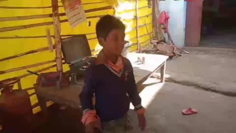 बस्ती जिले के मुंडेरवा जाने वाले मार्ग पर एक फोर्थ क्लास का लड़का दुकान चलाते और अपने छोटे भाई को पढ़ाते हुए मिला।