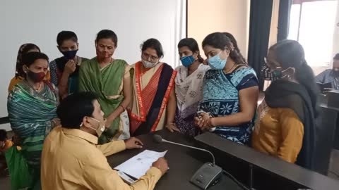 बुरहानपुर जिले की सहायता समूह की महिलाओं को स्कूली गणवेश बनाने के 1 साल बाद भी 25% की शेष बची हुई राशि नहीं मिलने पर कलेक्टर कार्यालय में की शिकायत