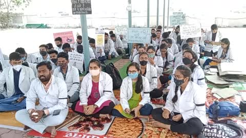 बुरहानपुर जिले के शिवनाथ शास्त्री आयुर्वैदिक कॉलेज के विद्यार्थियों ने अपनी 5 सूत्री मांगों के विरोध में क्या अनिश्चितकालीन धरना प्रदर्शन