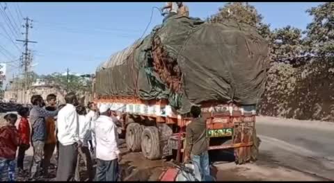 बुरहानपुर नारियल से भरे ट्रक में बिजली की डीपी से टकराने पर लगी आग फायर फाइटर से पाया आग पर काबू