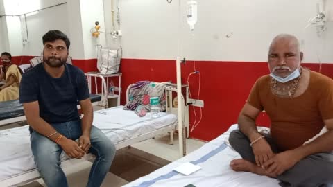 बुरहानपुर मधुमक्खी के हमले से पिता पुत्र हुए घायल इलाज के लिए जिला अस्पताल में भर्ती पिता ने सूझबूझ से बचाई अपनी और अपने पुत्र की जान