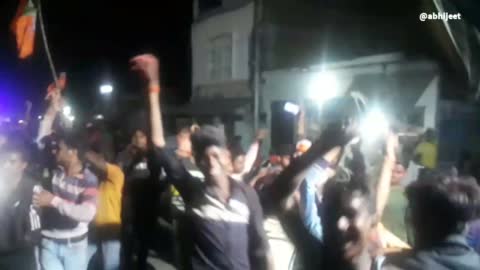 चुनार:भाजपा की जीत पर अदलहाट के क्षेत्रवासियों ने मिठाई खिलाकर मनाया जश्न  