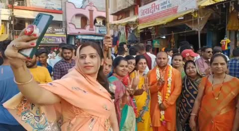 बुरहानपुर चार राज्यों में भाजपा की जीत को लेकर बुरहानपुर में भारतीय जनता पार्टी ने मनाया जश्न योगी के रूप में  दिखा एक युवा कार्यकर्ताओं ने ली सेल्फी