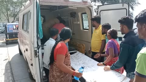  बुरहानपुर मधुमक्खियों के झुंड की चपेट में आने से महिला हुई गंभीर घायल जिला अस्पताल में भर्ती