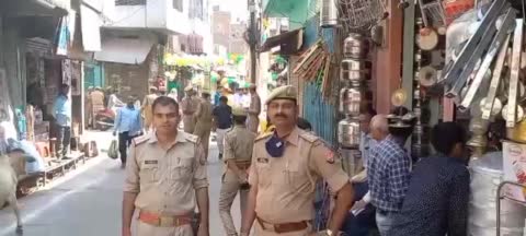 मऊरानीपुर विजय आभार जुलूस में क्षेत्राधिकारी व कोतवाली प्रभारी ने सुरक्षा को लेकर की चप्पे चप्पे पुलिस व्यवस्था,