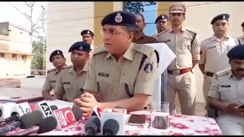 कांसाबेल पहुंचे जशपुर जिले के पुलिस अधीक्षक विजय अग्रवाल क्षेत्र के रिटायर्ड कर्मचारियों को ठगी का शिकार बनाने वाले गिरोह को यूपी से पकड़ कर लाए 